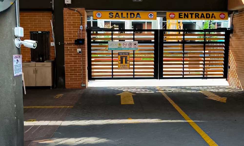 Control de acceso vehicular en conjunto residencial